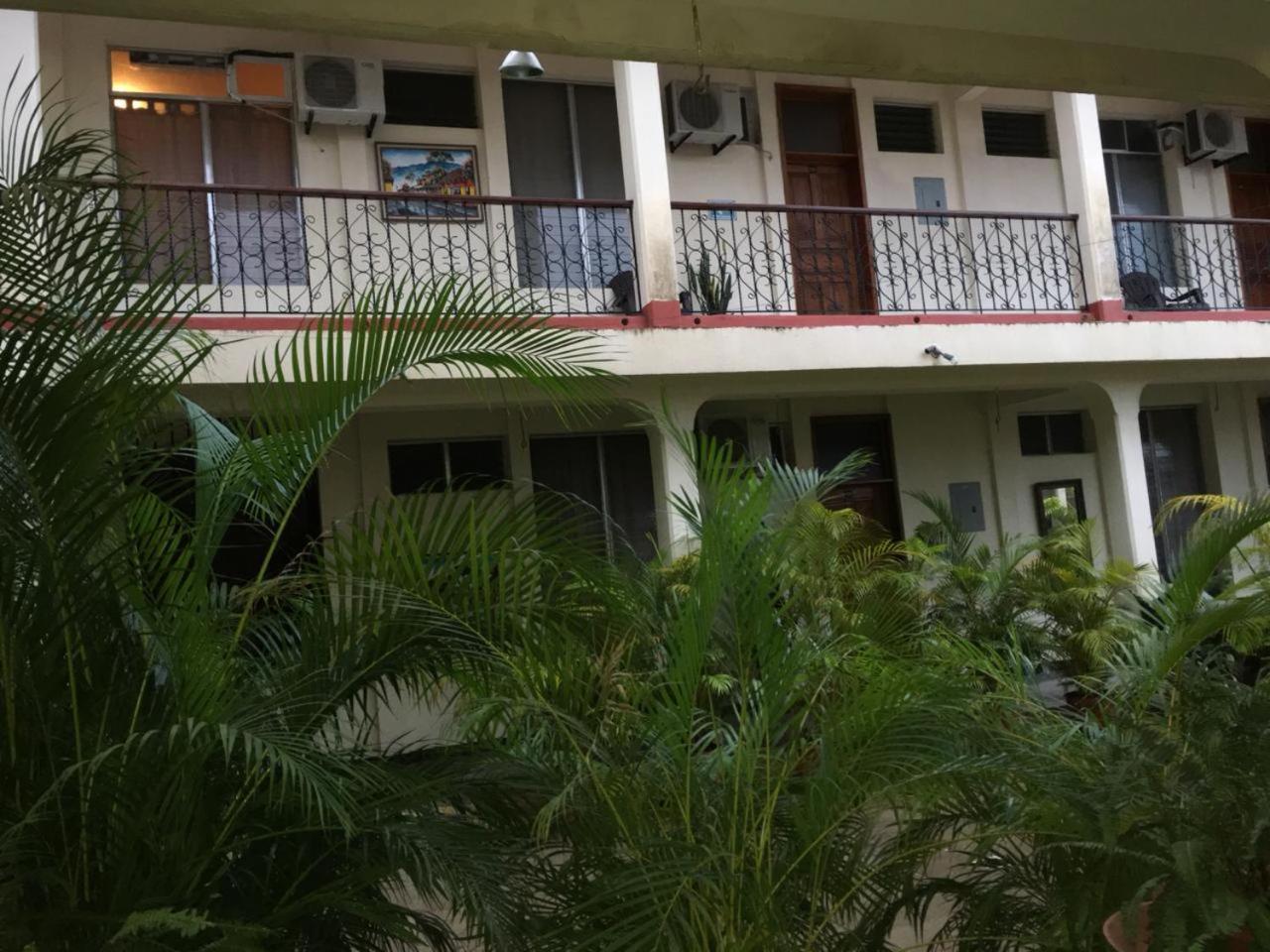 Hotel El Reformador Puerto Barrios Exterior photo